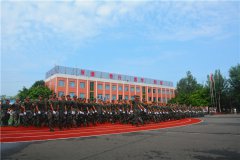 2017年第一批新生军训汇报会在学校操场隆重举行