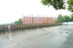 2016级第一批新生军训开训典礼在雨中进行