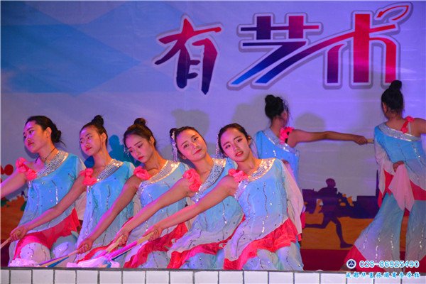 校园师范专业学生表演民族舞蹈