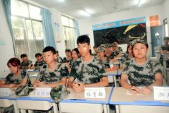 华夏校园2018年第一批新生军训活动精彩纷呈