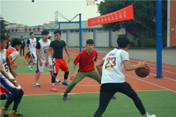 成都华夏旅游商务学校球赛精彩瞬间