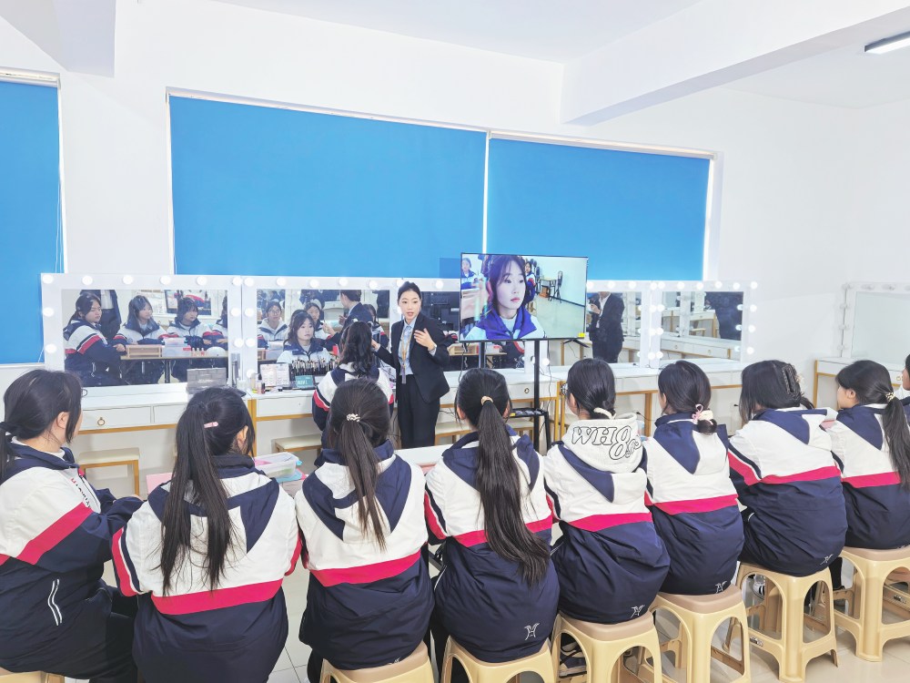 成都浩源学校人物形象设计室
