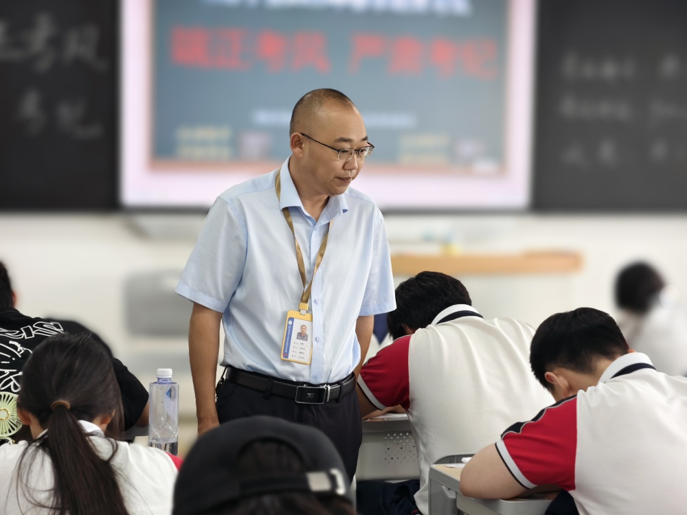 我校领导深入期末考试考场巡视 严抓考风考纪